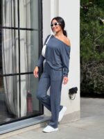 Жіночий костюм зі спущеним плечем графітового кольору 00505