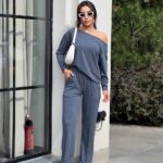 Жіночий костюм зі спущеним плечем графітового кольору 00505