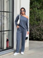 Жіночий костюм зі спущеним плечем графітового кольору 00505