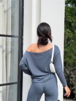 Жіночий костюм зі спущеним плечем графітового кольору 00505