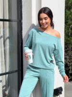 Жіночий костюм зі спущеним плечем оливкового кольору 00502