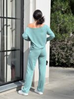 Жіночий костюм зі спущеним плечем оливкового кольору 00502