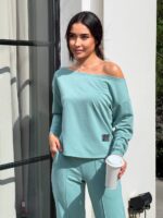 Жіночий костюм зі спущеним плечем оливкового кольору 00502