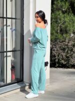 Жіночий костюм зі спущеним плечем оливкового кольору 00502