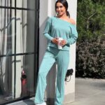 Жіночий костюм зі спущеним плечем оливкового кольору 00502