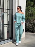 Жіночий костюм зі спущеним плечем оливкового кольору 00502