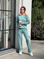 Жіночий костюм зі спущеним плечем оливкового кольору 00502