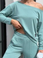 Жіночий костюм зі спущеним плечем оливкового кольору 00502