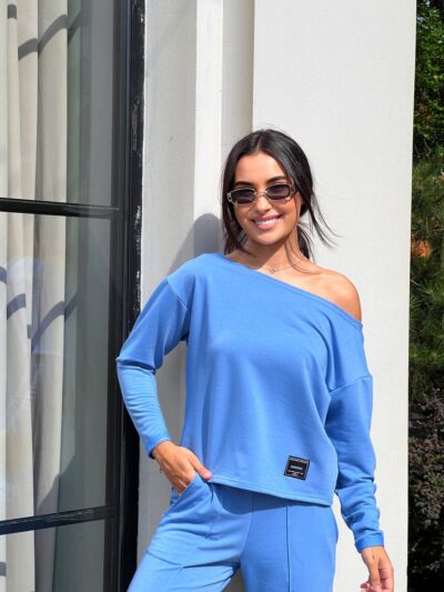 Жіночий костюм зі спущеним плечем синього кольору 00503