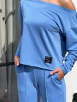 Жіночий костюм зі спущеним плечем синього кольору 00503