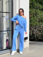 Жіночий костюм зі спущеним плечем синього кольору 00503