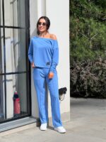 Жіночий костюм зі спущеним плечем синього кольору 00503