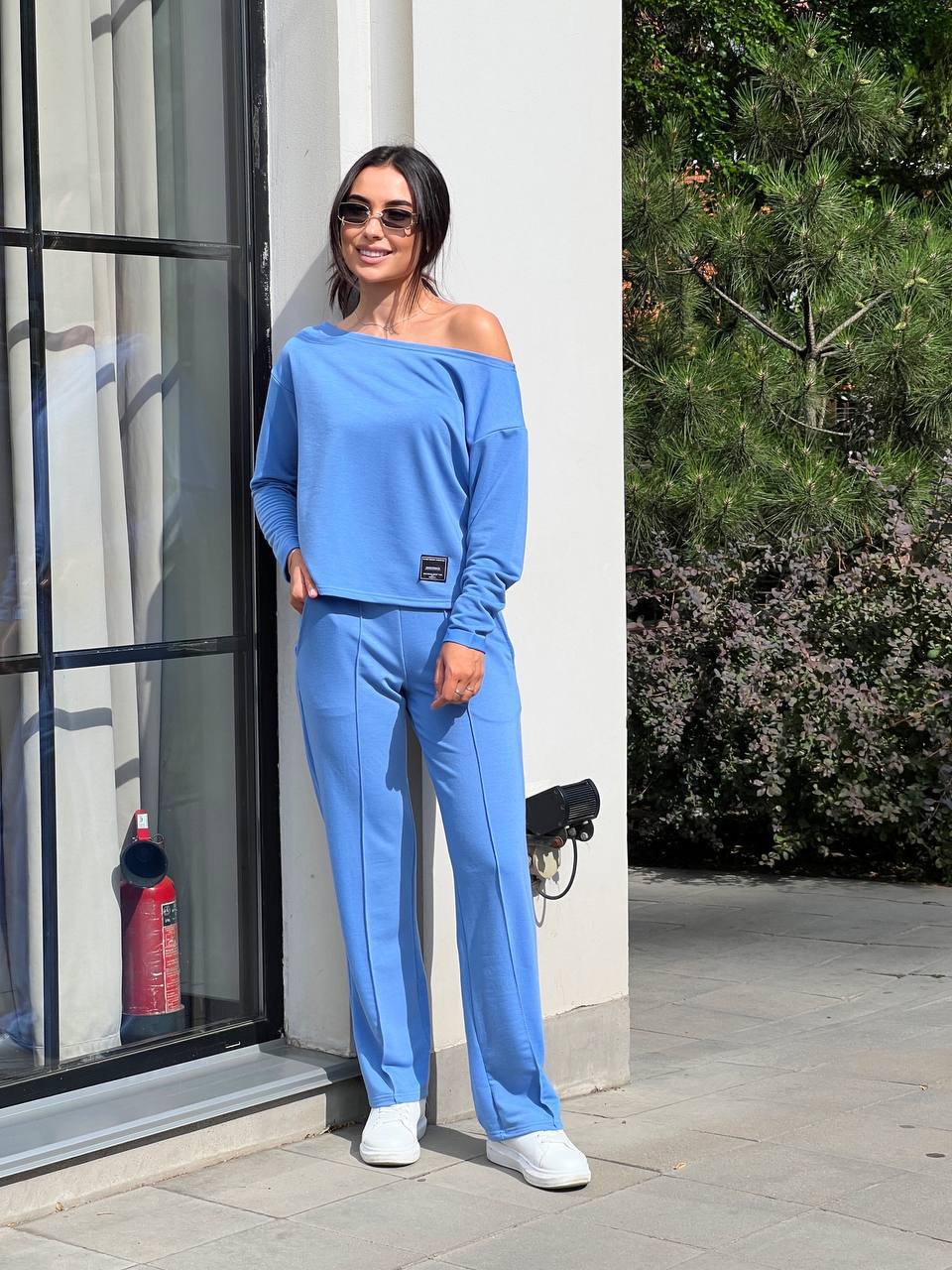 zhinochyj-kostyum-zi-spushhenym-plechem-synogo-koloru-00503-mn-3007-olive-1-6 Жіночий костюм зі спущеним плечем синього кольору 00503