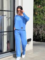 Жіночий костюм зі спущеним плечем синього кольору 00503