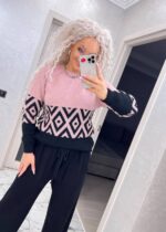 Жіночий светр з візерунком кольору пудра з чорним 00486