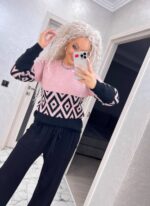 Жіночий светр з візерунком кольору пудра з чорним 00486