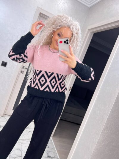 Жіночий светр з візерунком кольору пудра з чорним 00486