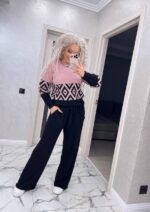 Жіночий светр з візерунком кольору пудра з чорним 00486