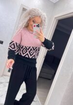 Жіночий светр з візерунком кольору пудра з чорним 00486