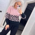 Жіночий светр з візерунком кольору пудра з чорним 00486