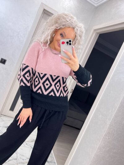 Жіночий светр з візерунком кольору пудра з чорним 00486