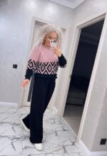 Жіночий светр з візерунком кольору пудра з чорним 00486