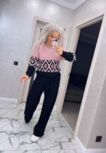 Жіночий светр з візерунком кольору пудра з чорним 00486