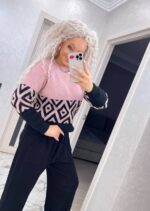 Жіночий светр з візерунком кольору пудра з чорним 00486