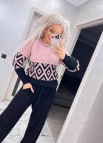 Жіночий светр з візерунком кольору пудра з чорним 00486