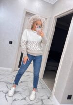 Жіночий светр з візерунком молочно-бежевого кольору 00483