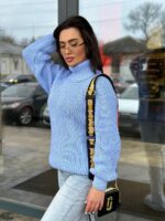 Жіночий светрик з горловиною блакитного кольору 00475