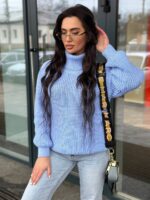 Жіночий светрик з горловиною блакитного кольору 00475