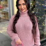 Жіночий светрик з горловиною кольору світла пудра 00479