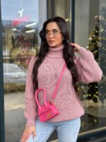 Жіночий светрик з горловиною кольору світла пудра 00479