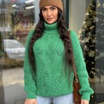 Жіночий светрик з горловиною мʼятного кольору 00482