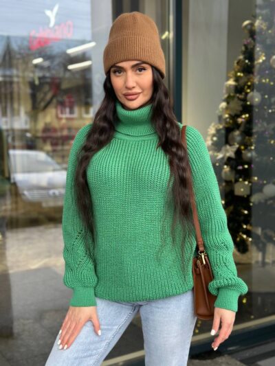 Жіночий светрик з горловиною мʼятного кольору 00482