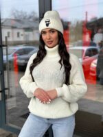 Жіночий светрик з горловиною молочного кольору 00477