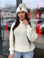 Жіночий светрик з горловиною молочного кольору 00477