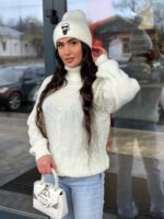 Жіночий светрик з горловиною молочного кольору 00477