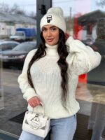 Жіночий светрик з горловиною молочного кольору 00477