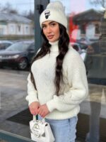 Жіночий светрик з горловиною молочного кольору 00477