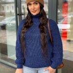 Жіночий светрик з горловиною синього кольору 00480