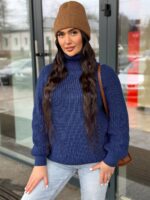 Жіночий светрик з горловиною синього кольору 00480