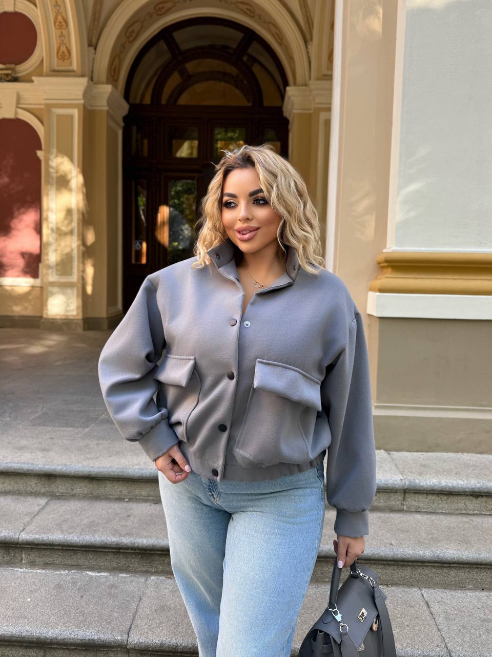 kopiyazhinochyj-bomber-na-knopkah-chornogo-koloru-00542-00543-sa-298-black-1-2 (Копія)Жіночий бомбер на кнопках чорного кольору 00542 00543