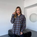 Жіноча сорочка з камінчиками синього кольору 00656