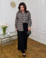 Жіноча стильна сорочка в клітинку шоколадно біжового кольору 00624