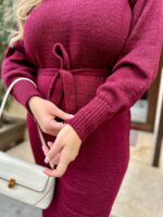 Жіноча сукня з поясом бордового кольору 00573