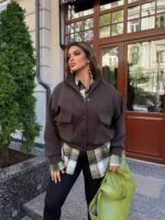 Жіночий бомбер на кнопках кольору шоколад 00540