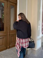 Жіночий бомбер на кнопках кольору шоколад 00542