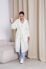 Жіночий кардиган з плетеним поясом молочного кольору 00604